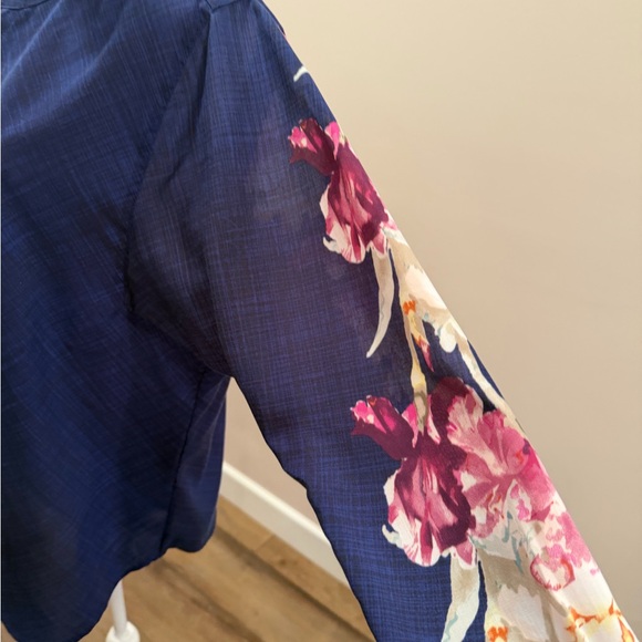 Chico's EUC Button Down Floral Blouse - Picture 5 of 8